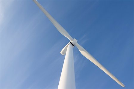 simsearch:400-04339274,k - Single wind turbine against deep blue sky Fotografie stock - Microstock e Abbonamento, Codice: 400-04744386