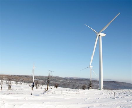 simsearch:400-04024418,k - One wind turbine for electricity generation in winter landscape Fotografie stock - Microstock e Abbonamento, Codice: 400-04744382