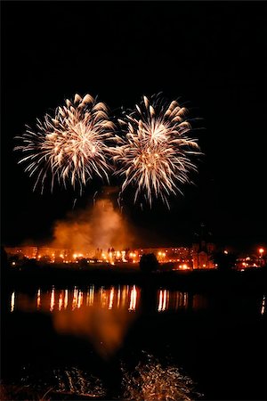 simsearch:400-07213298,k - night traditional firework with reflection in water Photographie de stock - Aubaine LD & Abonnement, Code: 400-04744567
