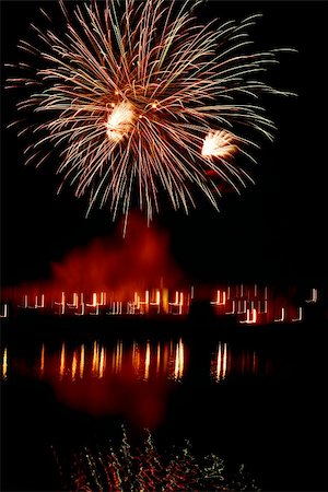 simsearch:400-09051018,k - night traditional firework with reflection in water Stockbilder - Microstock & Abonnement, Bildnummer: 400-04744568