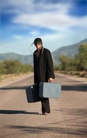 simsearch:400-04732676,k - Strange indigenous man in the middle of a road with suitcases Foto de stock - Royalty-Free Super Valor e Assinatura, Número: 400-04744726