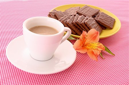 simsearch:400-04745852,k - Chocolate cookie and cup of coffee on red background Foto de stock - Royalty-Free Super Valor e Assinatura, Número: 400-04745850