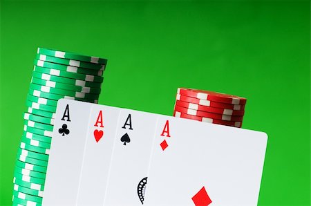 simsearch:625-01749129,k - Casino chips and cards against green background Stockbilder - Microstock & Abonnement, Bildnummer: 400-04745949