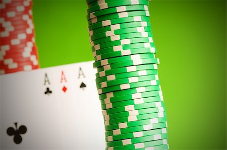 simsearch:400-04332135,k - Casino chips and four aces against green background Foto de stock - Super Valor sin royalties y Suscripción, Código: 400-04745954