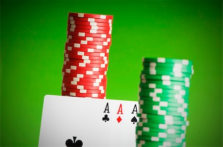 simsearch:625-01749129,k - Casino chips and aces against green background Stockbilder - Microstock & Abonnement, Bildnummer: 400-04745956