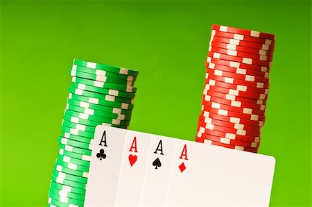 simsearch:400-04736708,k - Casino chips and four aces against green background Stockbilder - Microstock & Abonnement, Bildnummer: 400-04745950