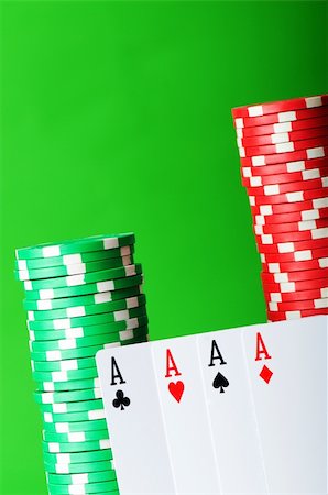 simsearch:400-04003498,k - Casino chips and cards against green background Foto de stock - Super Valor sin royalties y Suscripción, Código: 400-04745951