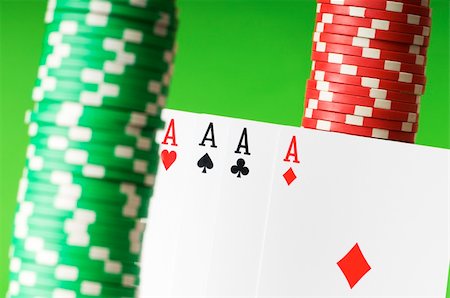 simsearch:400-04332135,k - Casino chips and aces against green background Foto de stock - Super Valor sin royalties y Suscripción, Código: 400-04745953