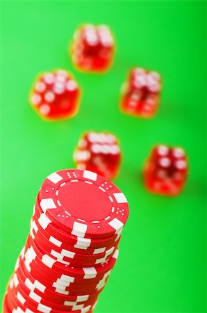 simsearch:400-08498172,k - Casino chips and dice against green background Foto de stock - Royalty-Free Super Valor e Assinatura, Número: 400-04745964