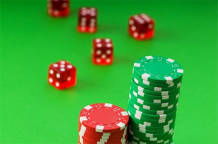 simsearch:400-04736708,k - Casino chips and cards against green background Stockbilder - Microstock & Abonnement, Bildnummer: 400-04745966