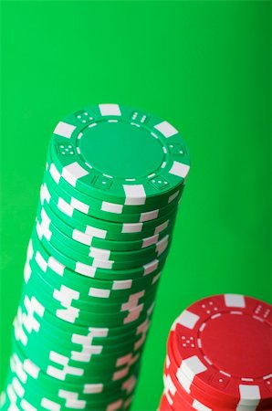 simsearch:400-04736708,k - Stack of red and green casino chips against green background Stockbilder - Microstock & Abonnement, Bildnummer: 400-04745961