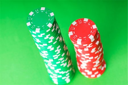 simsearch:625-01749129,k - Stack of casino chips against green background Stockbilder - Microstock & Abonnement, Bildnummer: 400-04745963