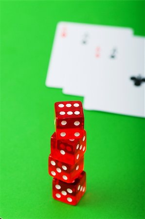 simsearch:625-01749129,k - Casino chips and cards against green background Stockbilder - Microstock & Abonnement, Bildnummer: 400-04745987