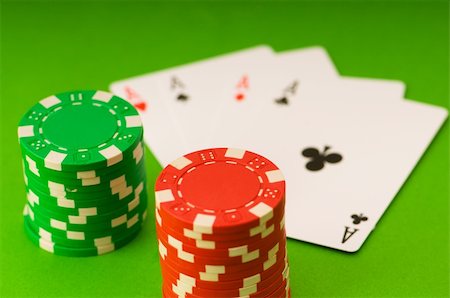 simsearch:400-04736708,k - Casino chips and four aces against green background Stockbilder - Microstock & Abonnement, Bildnummer: 400-04745988