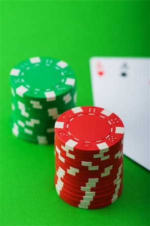 simsearch:625-01749129,k - Casino-Chips und Karten vor grünem Hintergrund Stockbilder - Microstock & Abonnement, Bildnummer: 400-04745989