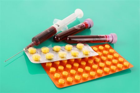 simsearch:400-03965866,k - Medical test tubes with blood and medicines on green Fotografie stock - Microstock e Abbonamento, Codice: 400-04746688