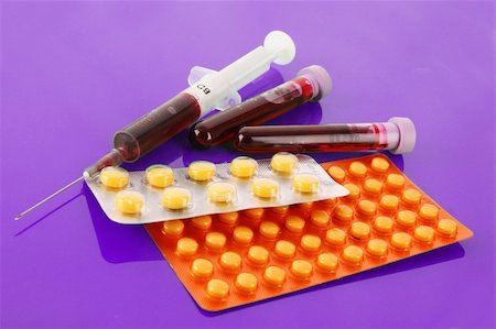 simsearch:400-03965866,k - Medical test tubes with blood and medicines on puple Fotografie stock - Microstock e Abbonamento, Codice: 400-04746691