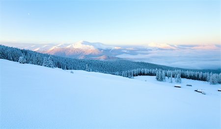 simsearch:400-04639977,k - Sunrise and winter mountain landscape with sheds group on slope. View from Kukol Mount.  (Carpathian Mountains, Ukraine) Photographie de stock - Aubaine LD & Abonnement, Code: 400-04747700