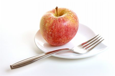 simsearch:859-03600292,k - A glistening fresh gala apple sitting on a white desert plate with fork. Foto de stock - Super Valor sin royalties y Suscripción, Código: 400-04747713