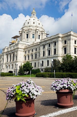 Flowers in front of State Capitol in St. Paul. Stockbilder - Microstock & Abonnement, Bildnummer: 400-04747873