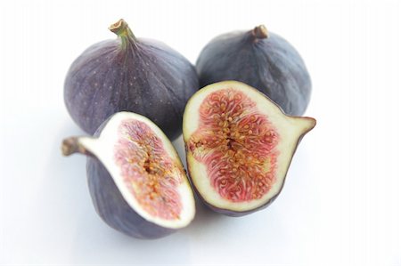 simsearch:400-05265200,k - Two fresh whole figs and one cut in two halves fig on white background Photographie de stock - Aubaine LD & Abonnement, Code: 400-04748514