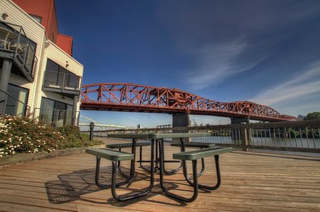 Waterfront living with view of Willamette River and Bridges Foto de stock - Super Valor sin royalties y Suscripción, Código: 400-04748522