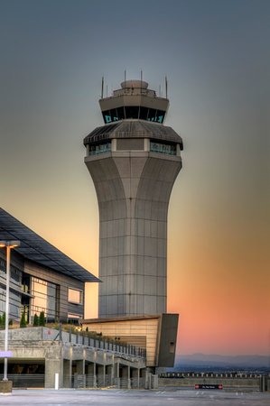 Portland International Airport Air Traffic Control Tower at Sunset Foto de stock - Super Valor sin royalties y Suscripción, Código: 400-04748552
