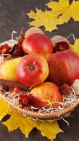 simsearch:400-05194830,k - apples in a wicker basket on table Stockbilder - Microstock & Abonnement, Bildnummer: 400-04749098