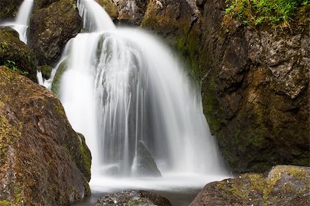 simsearch:400-04452321,k - Beautiful cascading waterfall over natural rocks Foto de stock - Royalty-Free Super Valor e Assinatura, Número: 400-04749157