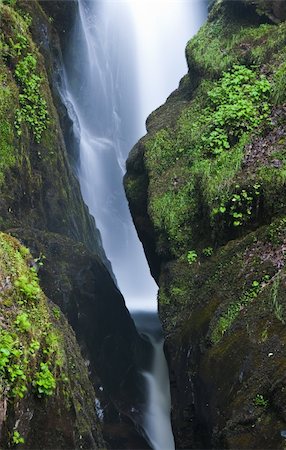 simsearch:400-04452321,k - Beautiful cascading waterfall over natural rocks Foto de stock - Royalty-Free Super Valor e Assinatura, Número: 400-04749151