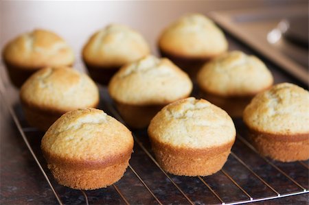 Twelve freshly baked vanilla muffins on metal grid cooling off Foto de stock - Super Valor sin royalties y Suscripción, Código: 400-04749235