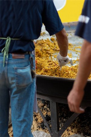 paella - Serving an enormous paella  cooked on open fire Foto de stock - Super Valor sin royalties y Suscripción, Código: 400-04740008