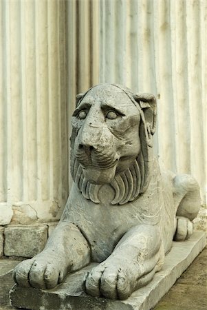 simsearch:400-07175745,k - Sculptures at an input in the pavilion of the Ostankinsky palace Fotografie stock - Microstock e Abbonamento, Codice: 400-04740514