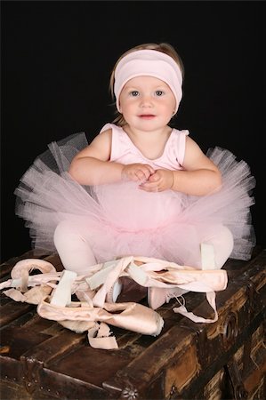 Baby ballerina sitting on an antique trunk Foto de stock - Super Valor sin royalties y Suscripción, Código: 400-04740756