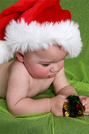 simsearch:400-05284316,k - Baby lying on his tummy, wearing a christmas hat Stockbilder - Microstock & Abonnement, Bildnummer: 400-04741019