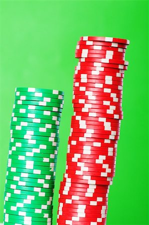 simsearch:625-01749129,k - Stack of red and green casino chips against green background Stockbilder - Microstock & Abonnement, Bildnummer: 400-04742174