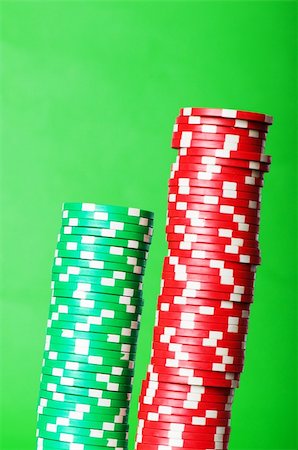 simsearch:400-04736708,k - Stack of red and green casino chips against green background Stockbilder - Microstock & Abonnement, Bildnummer: 400-04742178