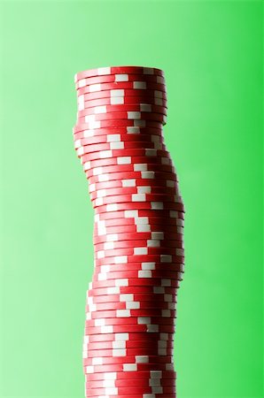 simsearch:625-01749129,k - Stack of red casino chips against green background Stockbilder - Microstock & Abonnement, Bildnummer: 400-04742187