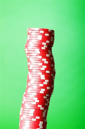 simsearch:625-01749129,k - Stack of red casino chips against green background Stockbilder - Microstock & Abonnement, Bildnummer: 400-04742194