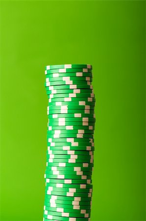 simsearch:400-04382425,k - Stack of red casino chips against green background Stockbilder - Microstock & Abonnement, Bildnummer: 400-04742199
