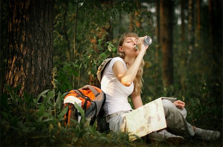 simsearch:400-07310113,k - beautiful young woman sitting under tree in forest with backpack and map, drinking water with her eyes closed Foto de stock - Super Valor sin royalties y Suscripción, Código: 400-04743926