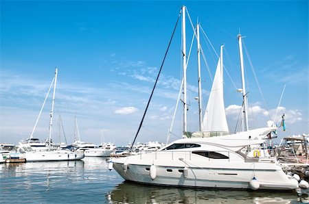 beautiful white yachts at sea port with blue cloudy sky in background Fotografie stock - Microstock e Abbonamento, Codice: 400-04743996