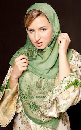 simsearch:400-04958336,k - Young Arab woman with veil standing on dark background Foto de stock - Super Valor sin royalties y Suscripción, Código: 400-04754010