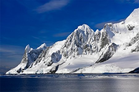 simsearch:400-04900502,k - Beautiful snow-capped mountains against the blue sky Stockbilder - Microstock & Abonnement, Bildnummer: 400-04754168