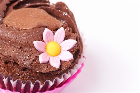 simsearch:400-04815679,k - Chocolate cupcake with pink flower on white background Foto de stock - Super Valor sin royalties y Suscripción, Código: 400-04754469