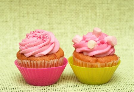 simsearch:400-04815679,k - Fresh vanilla cupcakes in pink cup with strawberry icing on decorative background Foto de stock - Super Valor sin royalties y Suscripción, Código: 400-04754462