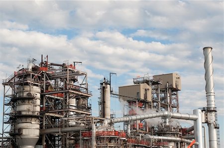 simsearch:400-04879810,k - A petrochemical refinery plant with pipes and cooling towers. Foto de stock - Super Valor sin royalties y Suscripción, Código: 400-04755051