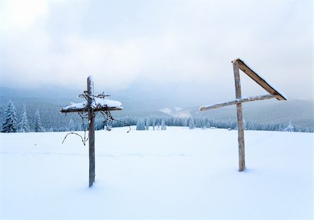 simsearch:400-04319458,k - Evening winter calm mountain landscape with  wooden cross in front  (Kukol Mount, Carpathian Mountains, Ukraine) Stock Photo - Budget Royalty-Free & Subscription, Code: 400-04755152