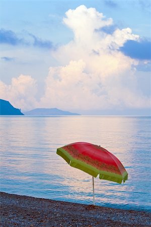 simsearch:400-07248217,k - Beautiful sunset, shining sea surface and lonely sunshade on stony beach (Crimea, Ukraine). Foto de stock - Royalty-Free Super Valor e Assinatura, Número: 400-04755161