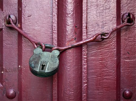 simsearch:600-06144893,k - Old Lock Key on Close Red Wood Door Photographie de stock - Aubaine LD & Abonnement, Code: 400-04755792